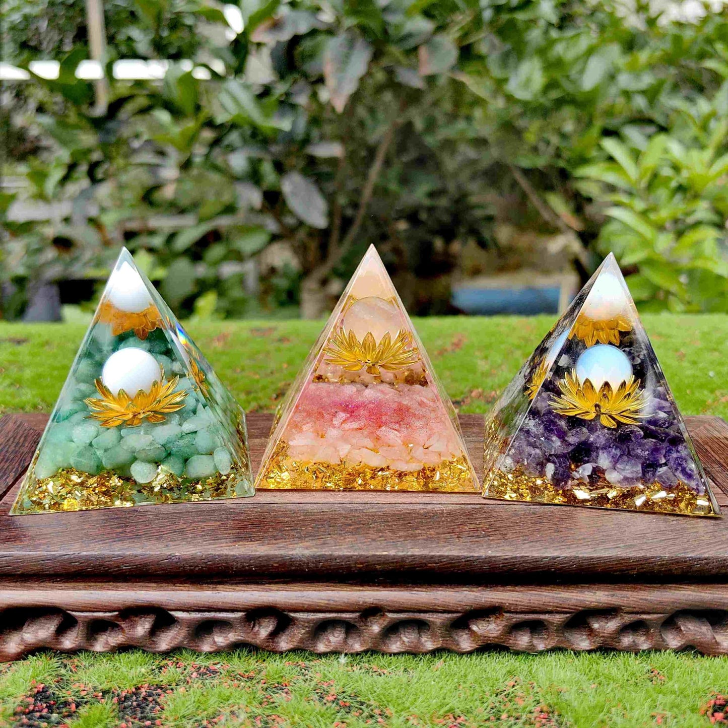 2pieces Random Orgone Pyramid for Positive Energy Stress Reduction Attracting Wealth and Luck Crystal Healing Home Decor Meditation Gift (Height：5cm,2pieces Random Pyramid)