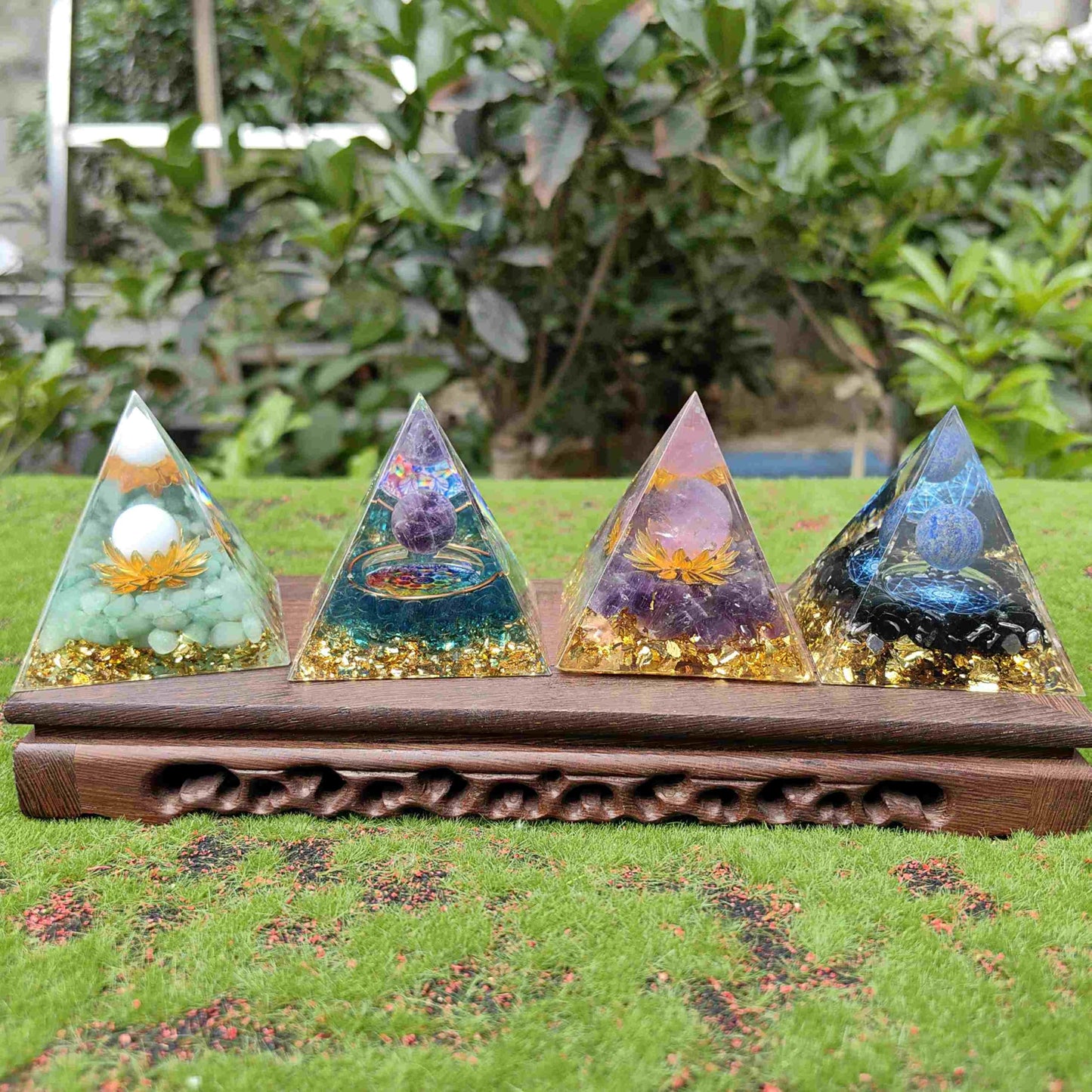 2pieces Random Orgone Pyramid for Positive Energy Stress Reduction Attracting Wealth and Luck Crystal Healing Home Decor Meditation Gift (Height：5cm,2pieces Random Pyramid)